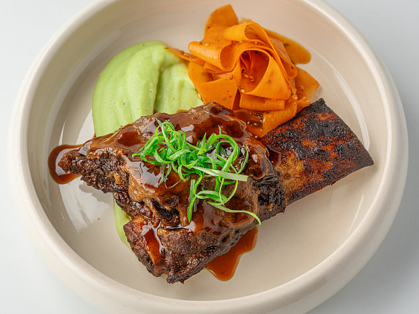 Ребро с картофельным пюре васаби и чёрным чесноком